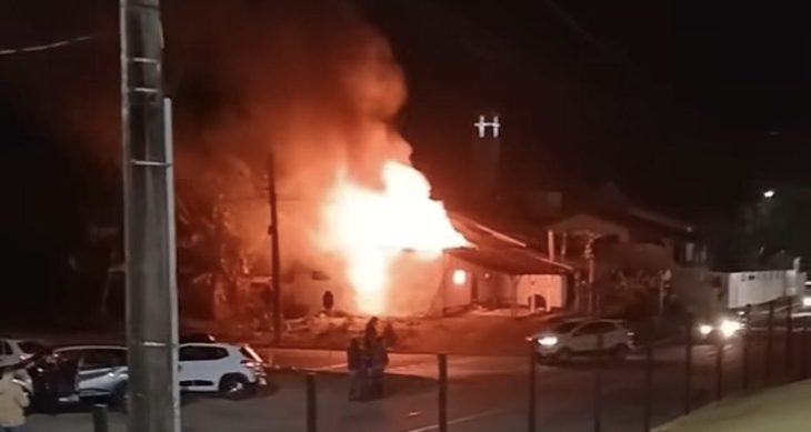 Vídeo: duas casas são atingidas por incêndio; pai e filha escapam