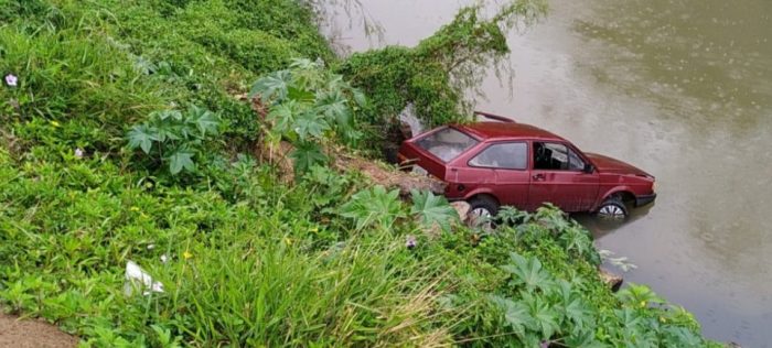 Carro abandonado é encontrado dentro do rio em Brusque