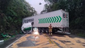 BR-470 está totalmente interditada em dois trechos devido a acidentes