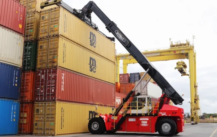 Porto catarinense é o primeiro do Brasil a operar empilhadeira elétrica