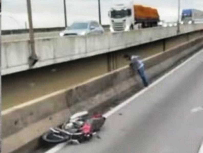 Motociclista morre atropelado na BR-101 e acidente provoca filas