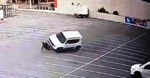 Vídeo: manobra brusca causa acidente inusitado em estacionamento de SC