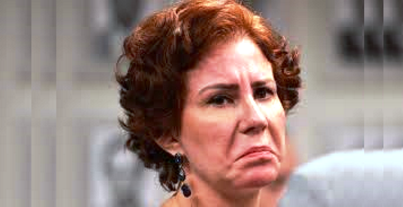 Zambelli passa mal em audiência que a mantém presa na Itália