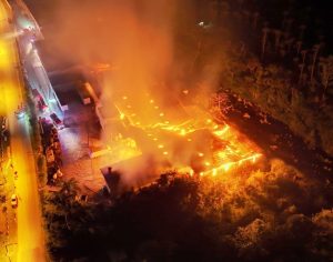 Vídeo: bombeiros trabalham por mais de 12 horas para combater incêndio