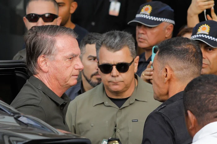 Vídeo: Bolsonaro é levado ao hospital neste domingo