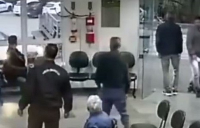 Vídeo: homem ferido atropela paciente na entrada de hospital