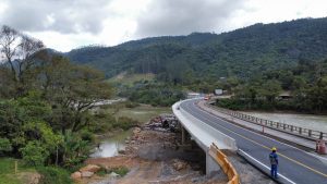 BR-470 tem trânsito liberado durante obra em ponte; veja trecho