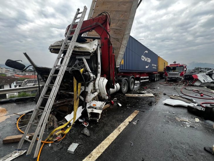 Vídeo: tecnologia de caminhão evita mortes em grave acidente na BR-470
