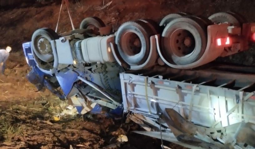 Motorista morre em capotamento de carreta na BR-470