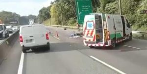 Vídeo: acidente fatal entre caminhão e moto interdita BR-101 