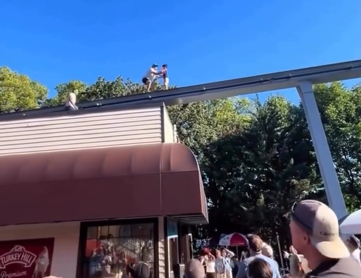 Vídeo: menino é resgatado de monotrilho a 6 metros de altura em parque
