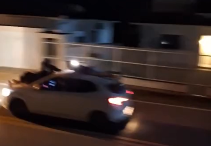 Vídeo: motorista circula com passageiros no capô do carro em SC