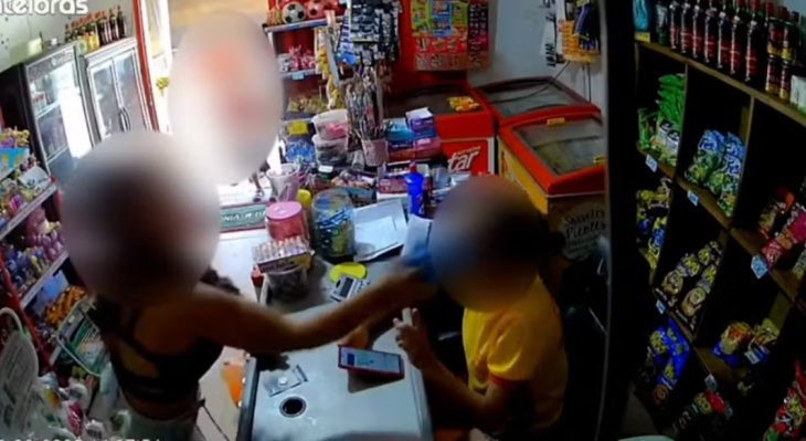Mãe bate em atendente após discussão por venda de figurinhas