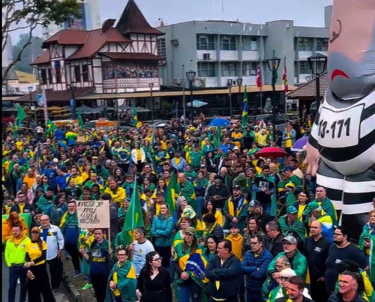 Vídeo: direita realiza manifestação pró-anistia em SC