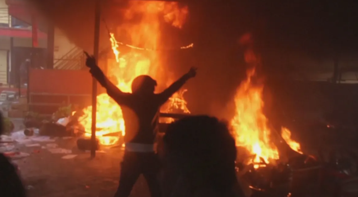 Vídeo: esposa de ex-premiê do Nepal é queimada viva em protestos