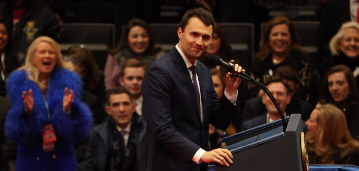Vídeo: influenciador é morto a tiros durante discurso; suspeito foi preso