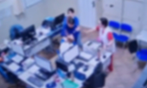 Vídeo: adolescente de 15 anos agride diretora em escola