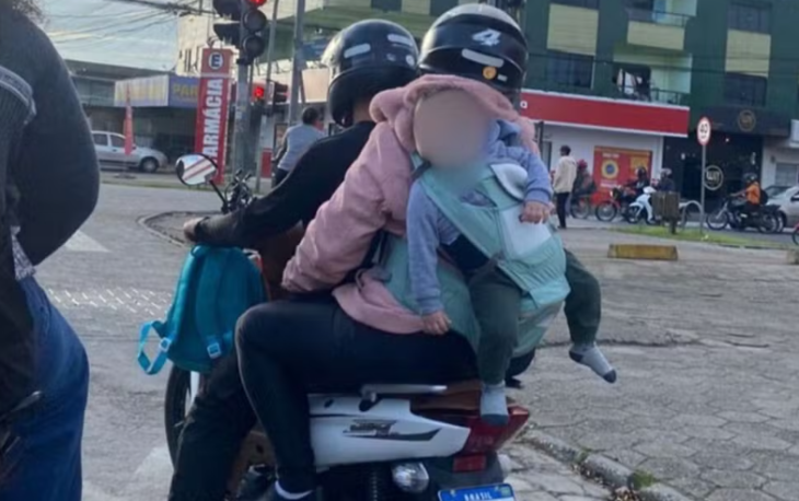 Casal é flagrado com bebê pendurado em “canguru”