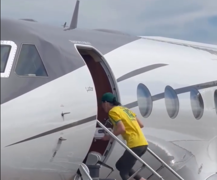 Vídeo: Katy Perry aparece com camisa do Brasil no aeroporto de Florianópolis