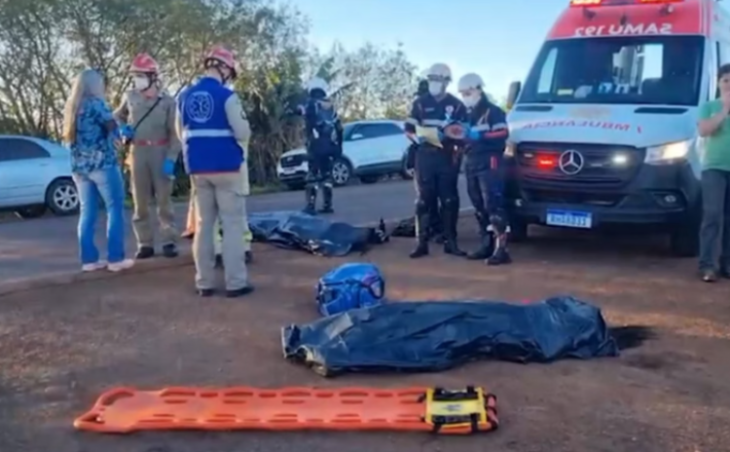 Amigas morrem de mãos dadas ao atravessar rodovia