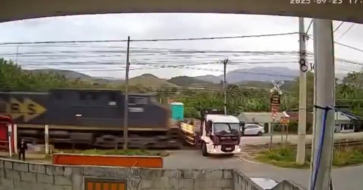 Vídeo: trem arrasta caminhão por 50 metros após colisão