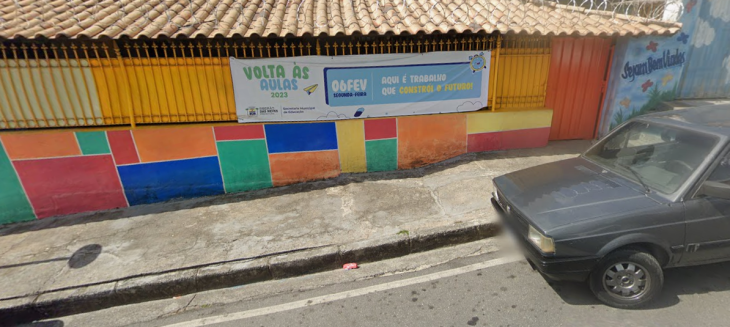 Criança é esquecida por mais de duas horas em banheiro de escola