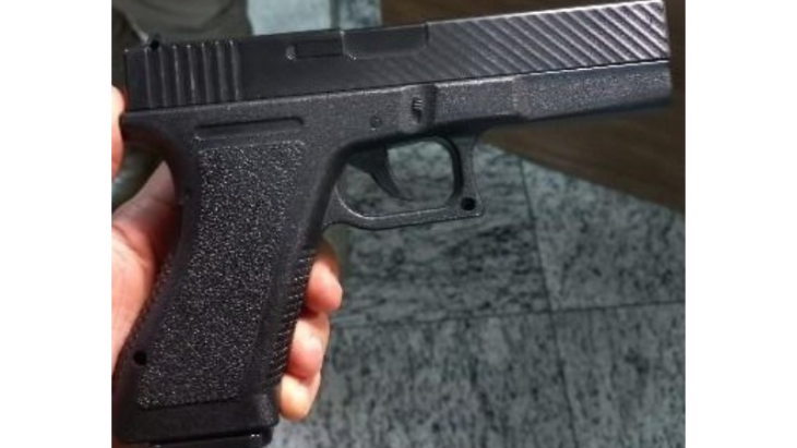 Hóspede com dívida em hotel é flagrado com arma de brinquedo