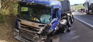 Grave colisão mata motorista e deixa adolescente ferida