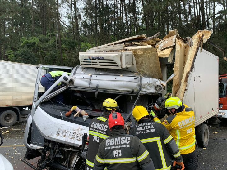 Caminhoneiro fica preso às ferragens após grave colisão na BR-470