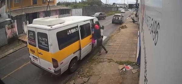 Vídeo: criminosos roubam van escolar e usam casal como refém