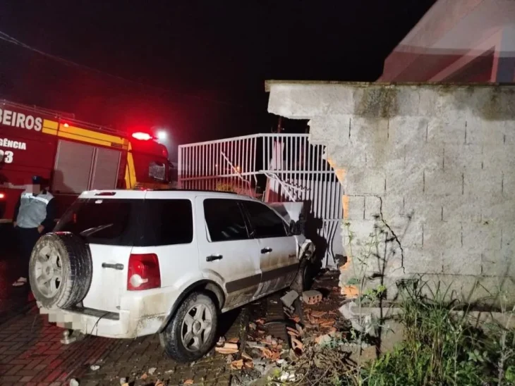 Carro atinge residência e deixa motorista ferido no Alto Vale