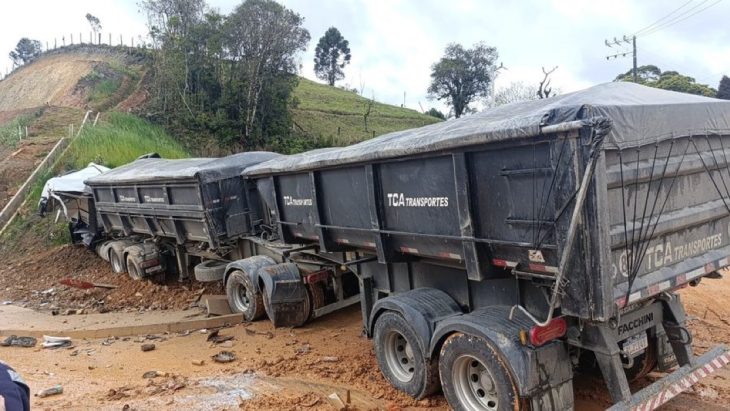 Acidente entre caminhões na BR-282 causa filas quilométricas