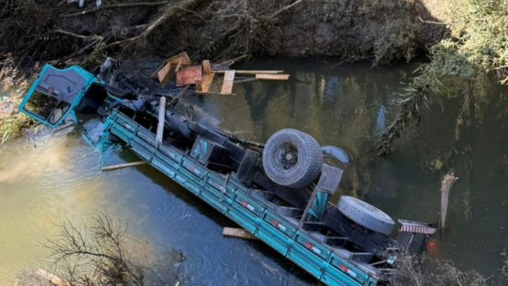 Vídeo: motorista morre após caminhão capotar e despencar de ponte