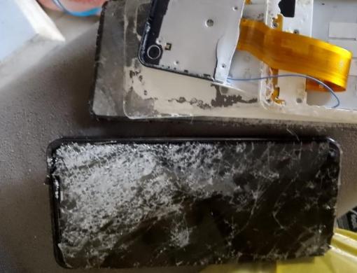Homem quebra celular da esposa para evitar pedido de socorro