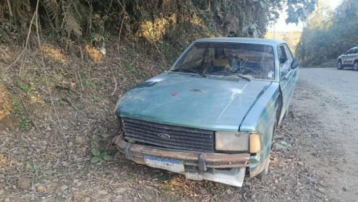 Motorista embriagado é preso após bater carro contra barranco