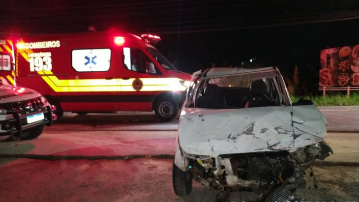 Acidente entre três carros deixa feridos em estado grave