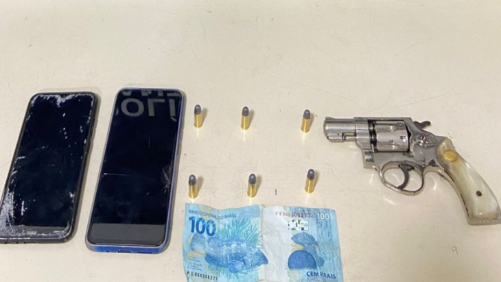 Vídeo: foragidos são presos com arma após perseguição policial