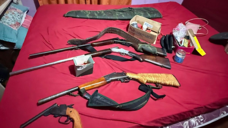 Tentativa de assassinato leva polícia a encontrar arsenal e prender dupla
