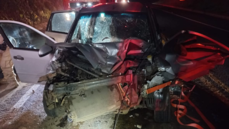 Colisão entre carro e caminhão deixa três feridos em estado grave