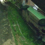Carro capota, cai de barranco e motorista fica preso às ferragens