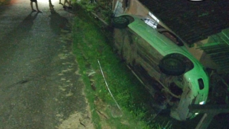 Carro capota, cai de barranco e motorista fica preso às ferragens