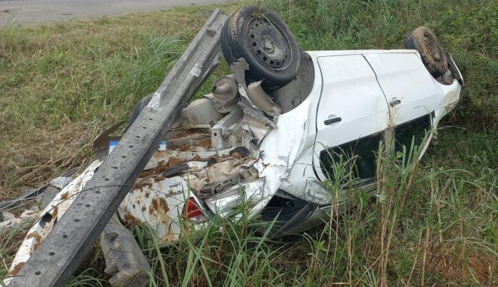 Passageira morre após colisão em poste no litoral Norte