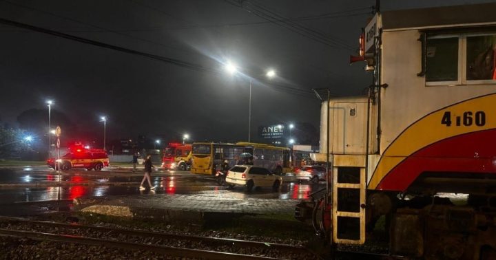 Acidente entre ônibus e trem deixa quatro feridos em Santa Catarina