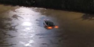 Vídeo: motorista perde controle e carro acaba dentro de rio em SC