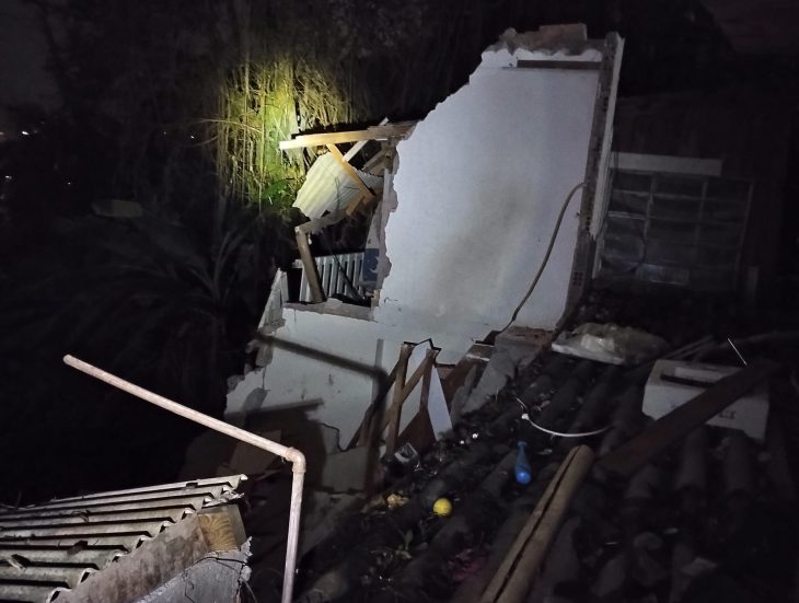 Casa desaba e atinge residência vizinha