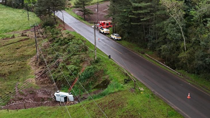 Homem morre após carro sair da pista e cair em barranco
