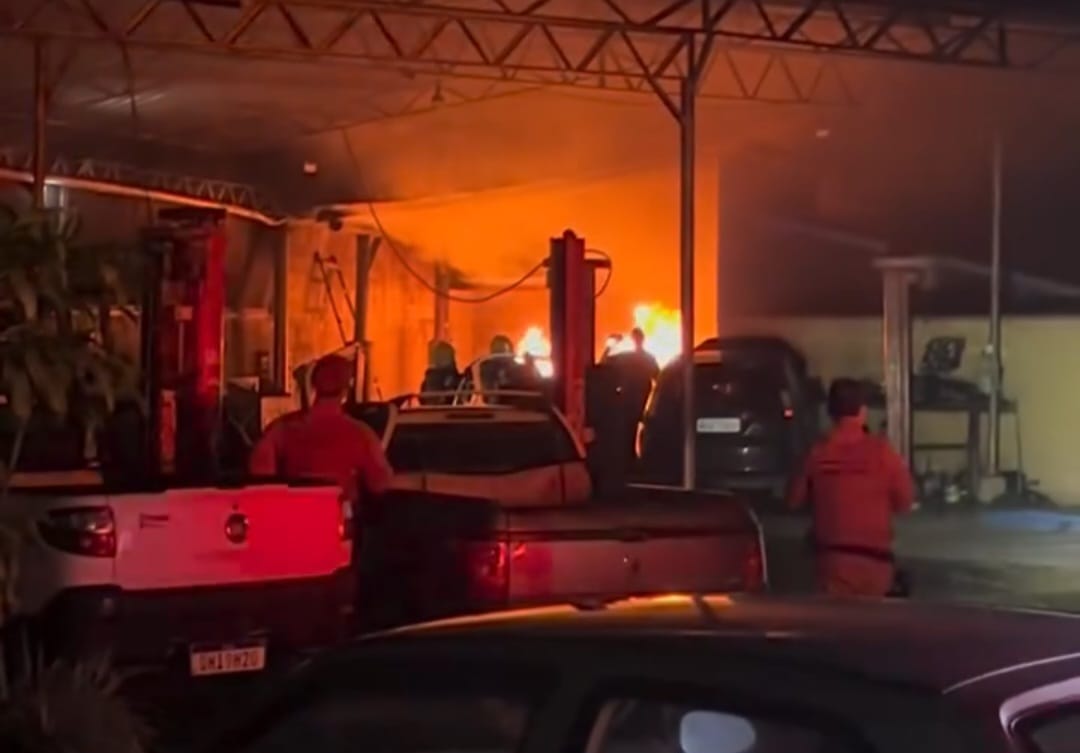 Vídeo: incêndio destrói veículo em oficina mecânica no Vale do Itajaí