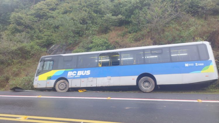 Motorista joga ônibus contra barranco e evita tragédia em Santa Catarina