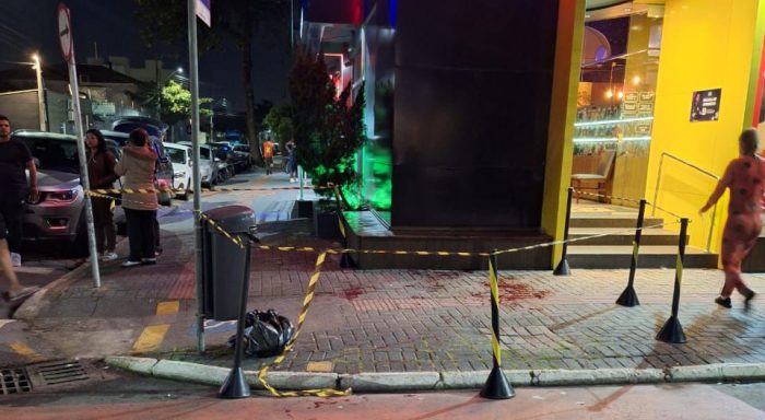 Vídeo: ciclista fere homem com canivete após confusão em frente a pizzaria