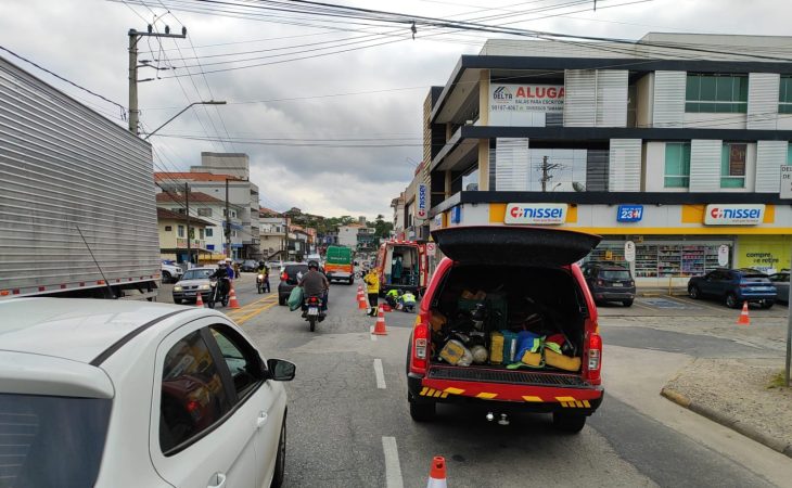 Colisão entre carro e bicicleta elétrica deixa adolescente ferida